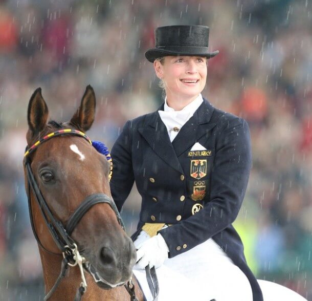 Aachen Weltreiterspiele/World Equestrian Games 25.08.2006 Dressur Grand Prix Special: Isabell Werth (GER) gewinnt mit Satchmo Einzel-Gold; freudestrahlend vor der Medaillenübergabe im Regen Foto: Julia Rau - Fotomaterial aus dem Archiv des Deutschen Pferdemuseums zur Sonderausstellung „1912 – 2012. Stockholm – London. 100 Jahre Leistungssport mit Pferden – Galerie der Besten“ Aachen Weltreiterspiele/World Equestrian Games 25.08.2006 Dressur Grand Prix Special: Isabell Werth (GER) gewinnt mit Satchmo Einzel-Gold; freudestrahlend vor der Medaillenübergabe im Regen Foto: Julia Rau - Fotomaterial aus dem Archiv des Deutschen Pferdemuseums zur Sonderausstellung „1912 – 2012. Stockholm – London. 100 Jahre Leistungssport mit Pferden – Galerie der Besten“