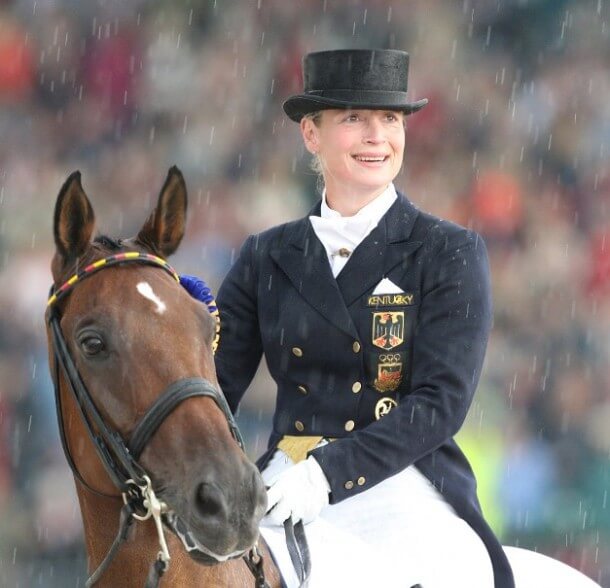 Aachen Weltreiterspiele/World Equestrian Games 25.08.2006 Dressur Grand Prix Special: Isabell Werth (GER) gewinnt mit Satchmo Einzel-Gold; freudestrahlend vor der Medaillenübergabe im Regen Foto: Julia Rau - Fotomaterial aus dem Archiv des Deutschen Pferdemuseums zur Sonderausstellung „1912 – 2012. Stockholm – London. 100 Jahre Leistungssport mit Pferden – Galerie der Besten“